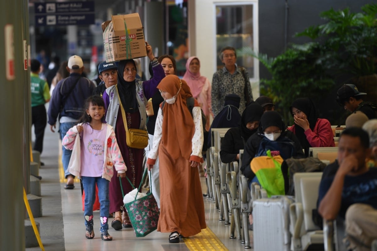 Sejumlah pemudik bersiap memasuki peron kereta api di Stasiun Pasar Senen 