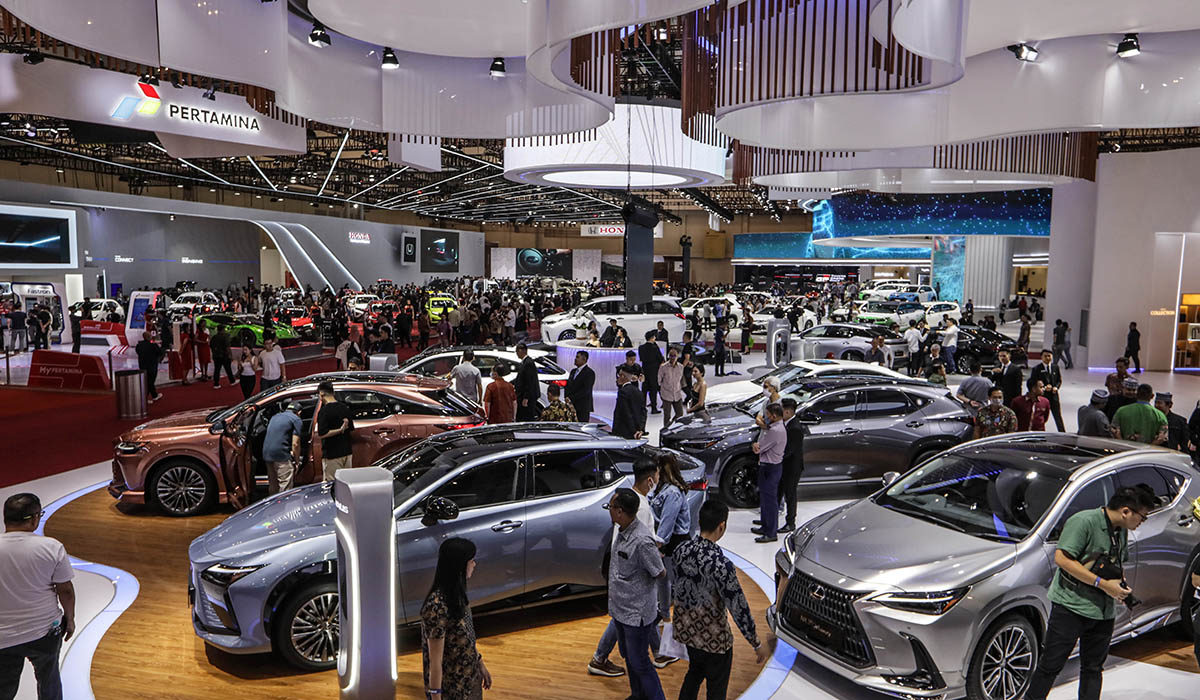 Ribuan pengunjung memadati pameran otomotif Gaikindo Indonesia International Auto Show 2023 di ICE BSD, Serpong, Tangerang, Banten.