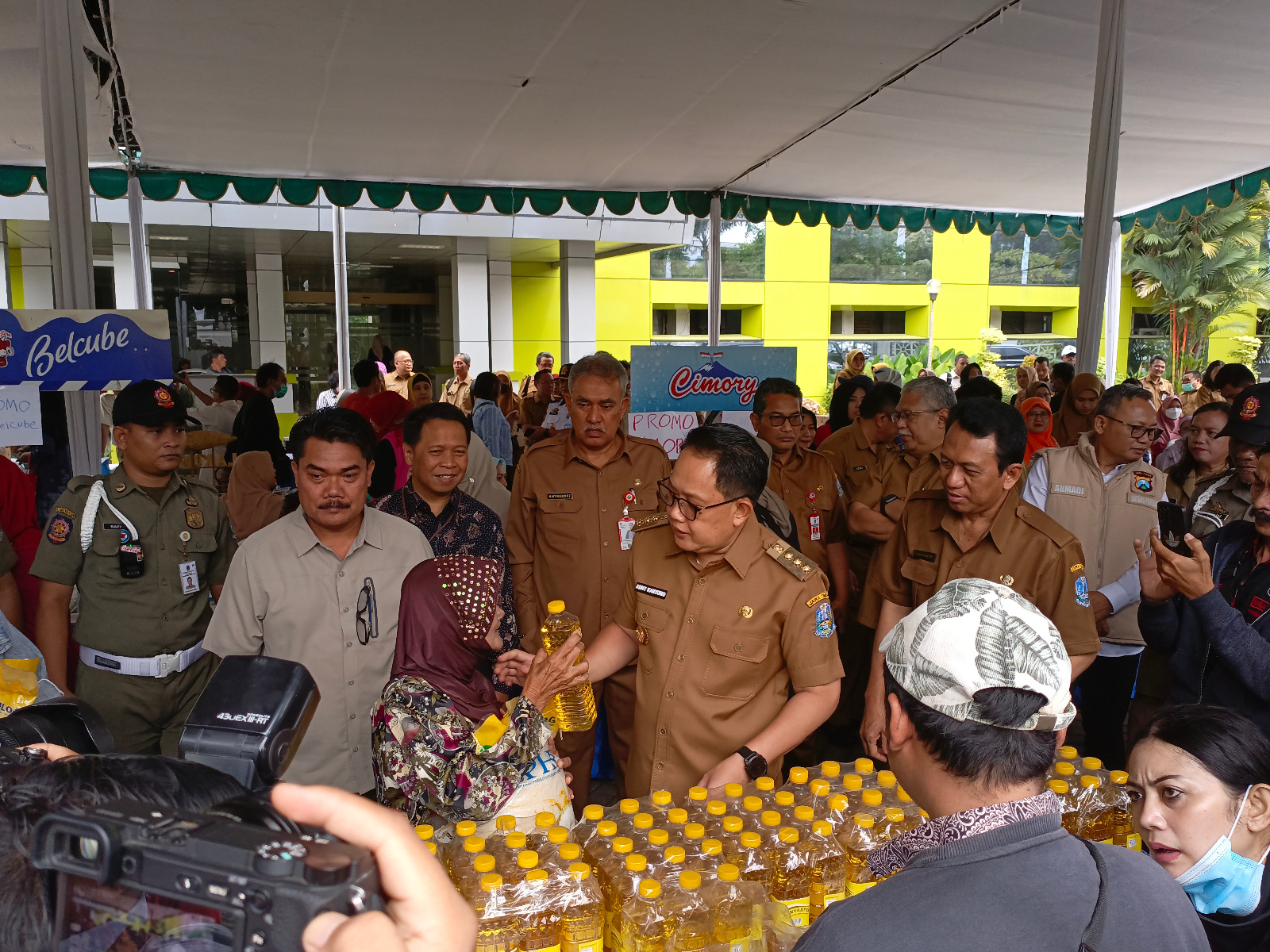 Pj. Gubernur Jatim, Adhy Karyono saat meninjau Gerakan Pangan Murah, di halaman Dinas Pertanian dan Ketahanan Pangan Provinsi Jawa Timur.