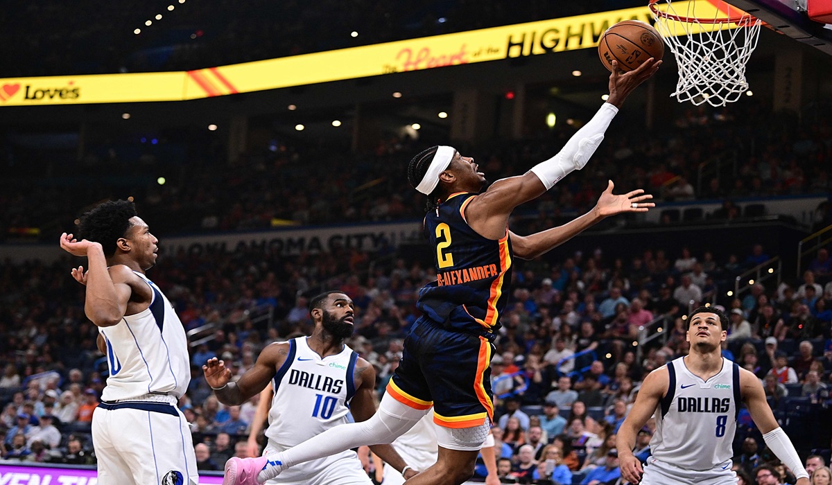 Pemain Oklahoma City Thunder Shai Gilgeous-Alexander melakukan lay-up dalam laga NBA melawan Dallas Mavericks.