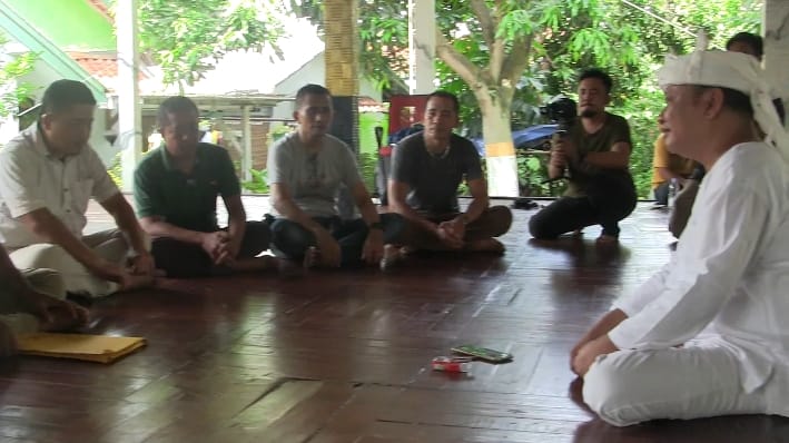 Para karyawan PT Pelni mengadu ke  Lembaga Adat Karatwan (LAK) Galuh Pakuan, Kabupaten Subang,