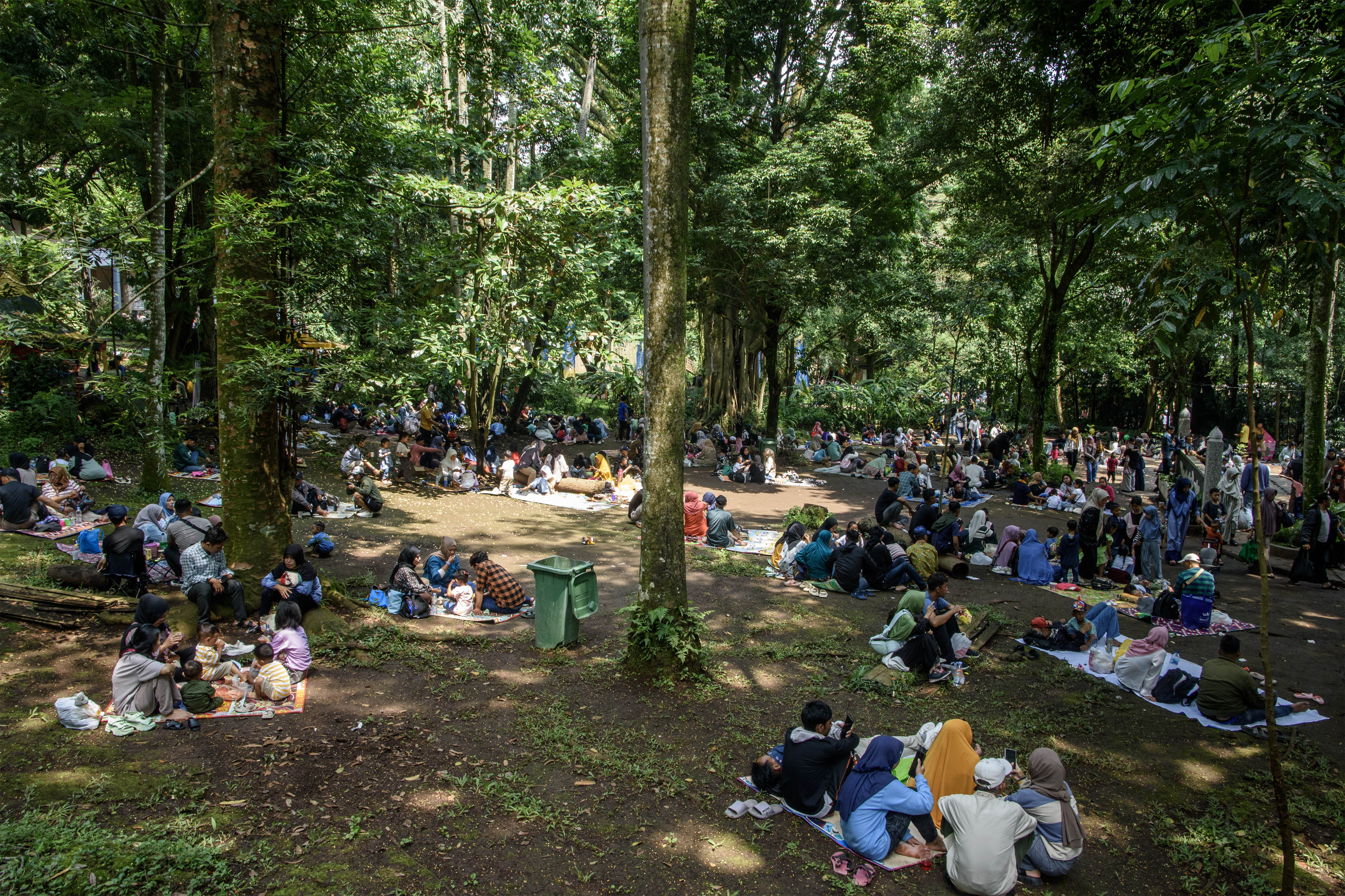 Pengunjung memadati Bandung Zoo di musim libur Lebara