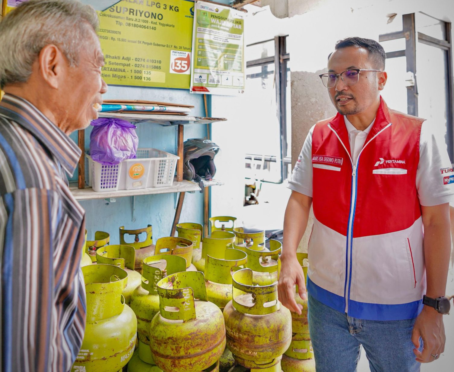 Direktur Pemasaran Regional Pertamina Patra Niaga, Mars Ega Legowo (kanan) berbincang dengan pemilik pangkalan tabung elpiji 3 kg di DIY.