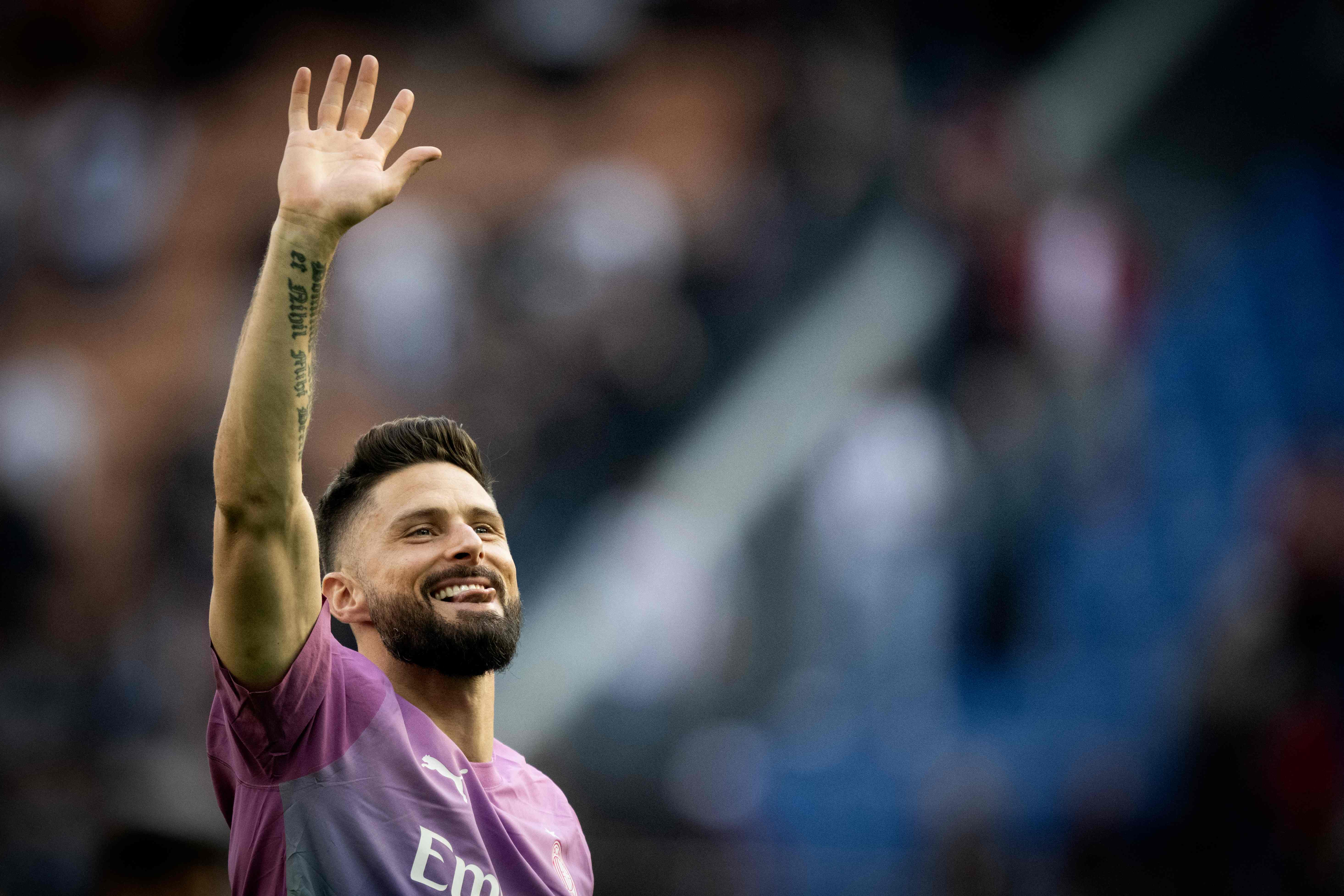 Penyerang AC Milan asal Prancis Olivier Giroud Menyapa suporter timnya usai menaklukkan Lecce 3-0