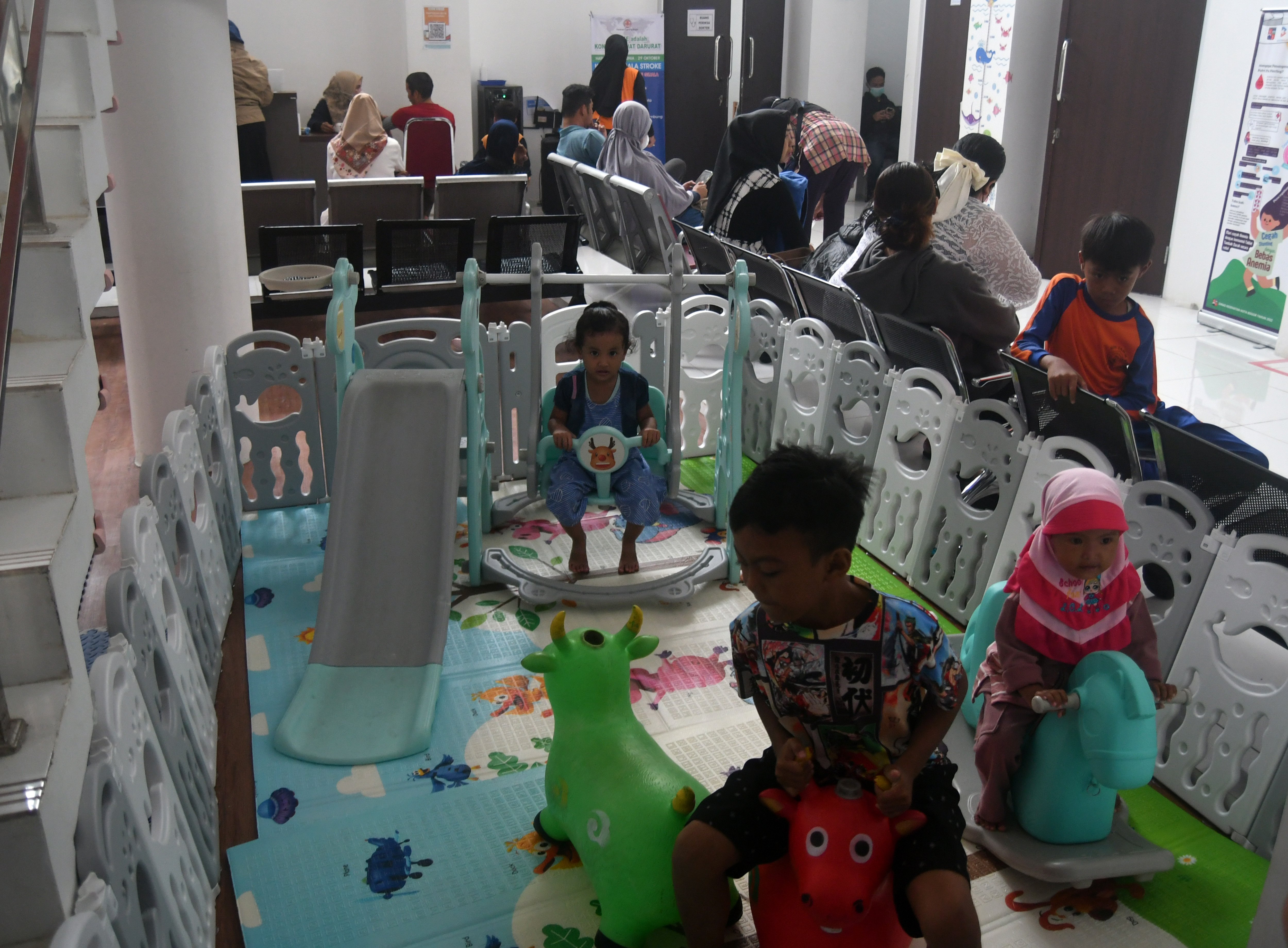 Anak-anak bermain di ruang tunggu salah satu puskesmas di Bogor