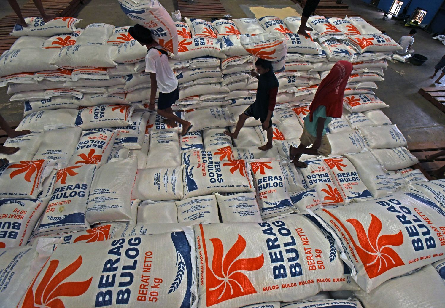 Foto file, sejumlah pekerja mengangkut beras impor dari Thailand yang baru tiba di gudang Bulog. 