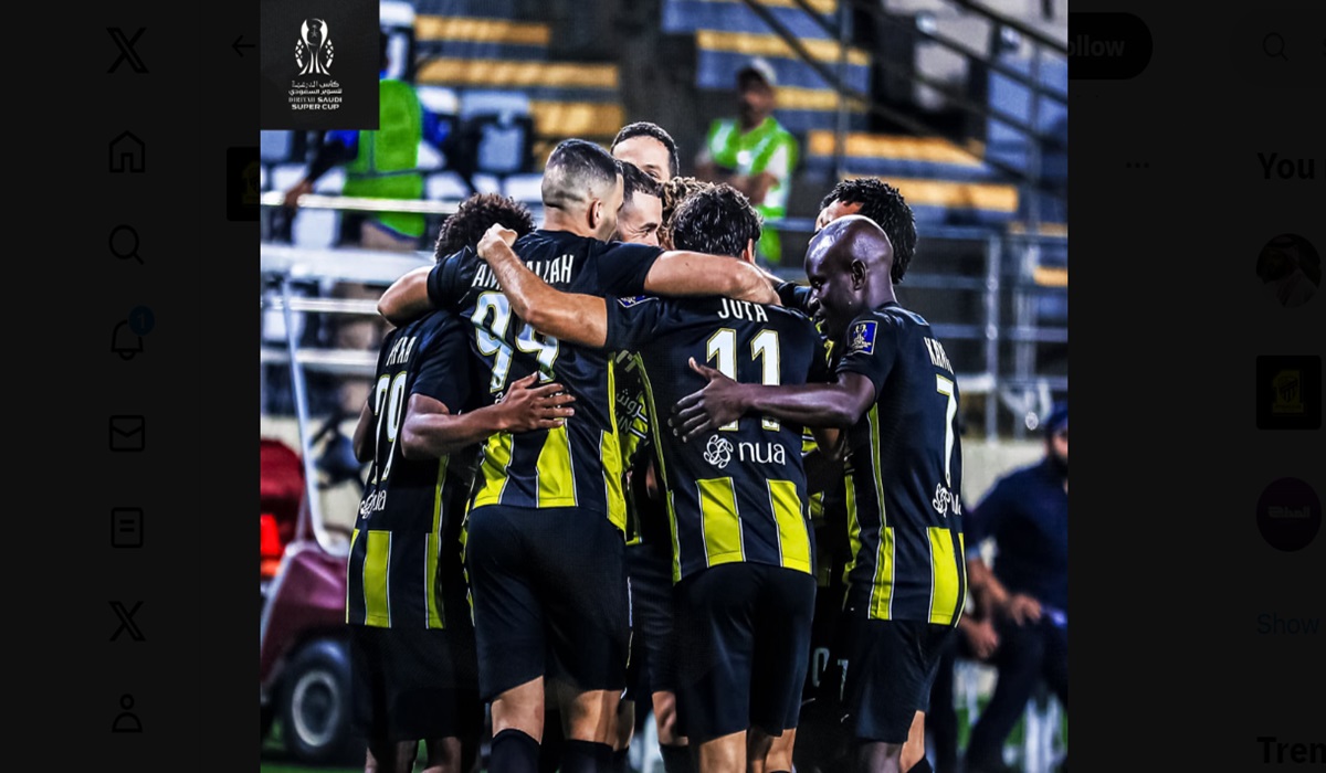 Para pemain Al Ittihad melakukan selebrasi usai mencetak gol ke gawang Al Wehda di laga semifinal Piala Super Arab Saudi.