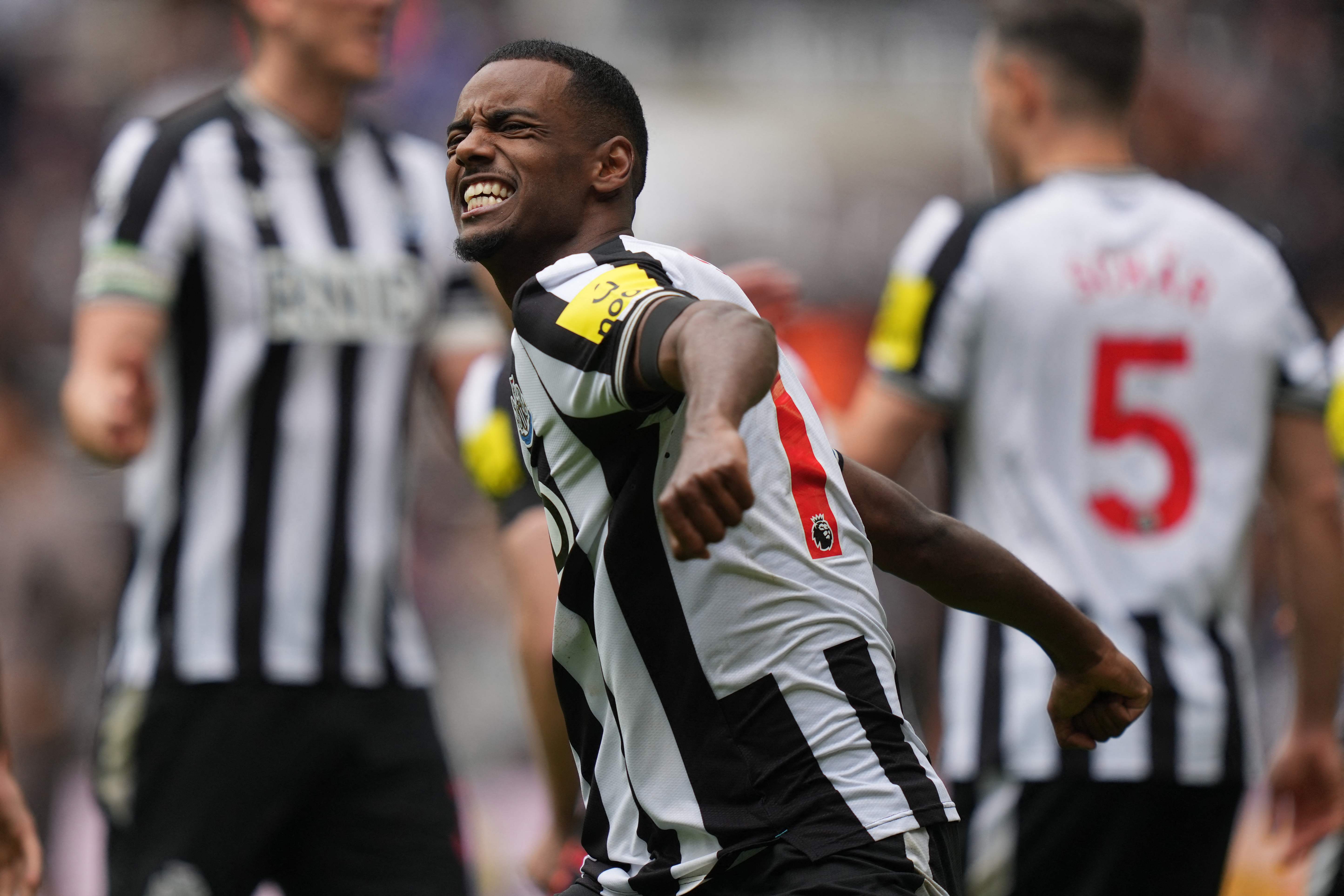 Penyerang Newcastle Alexander Isak merayakan golnya ke Gawang Tottenham