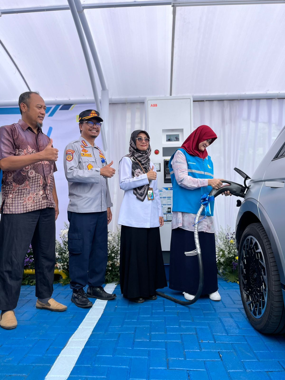 General Manager PLN Jawa Barat Susiana Mutia meresmikan Stasiun Pengisian Kendaraan Listrik Umum di rest area