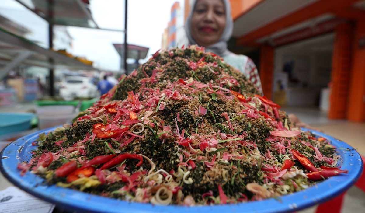 Pedagang membawa sambal tradisional daun Pegagan (Centella asiatica) untuk dijajakan di pasar takjil Ramadhan, Banda Aceh 