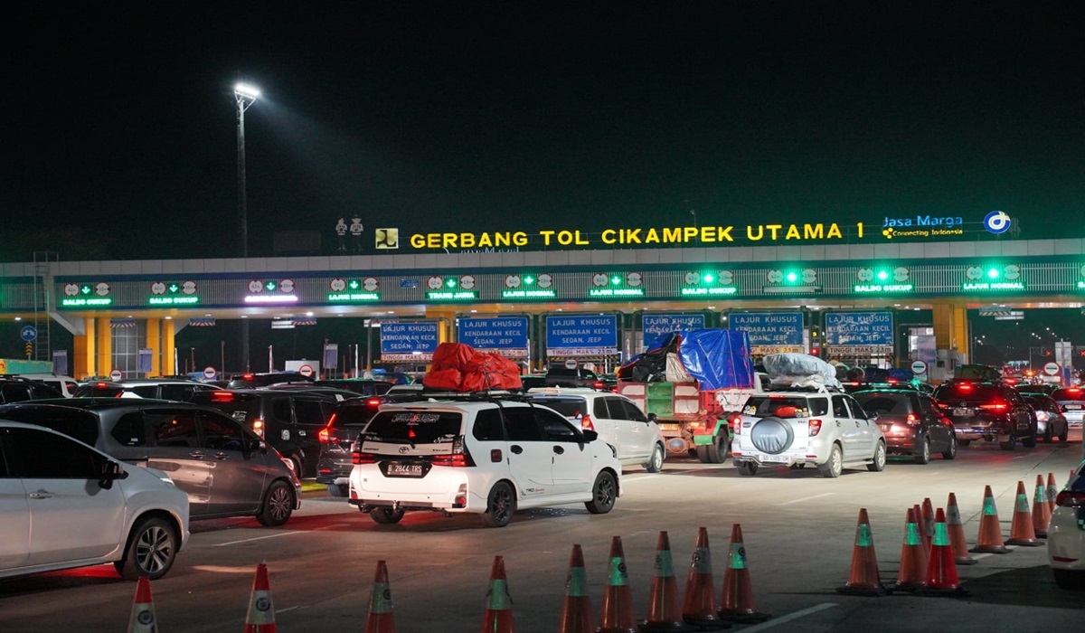 Situasi di Gerbang Tol Cikampek Utama tadi malam, Jumat (5/4).