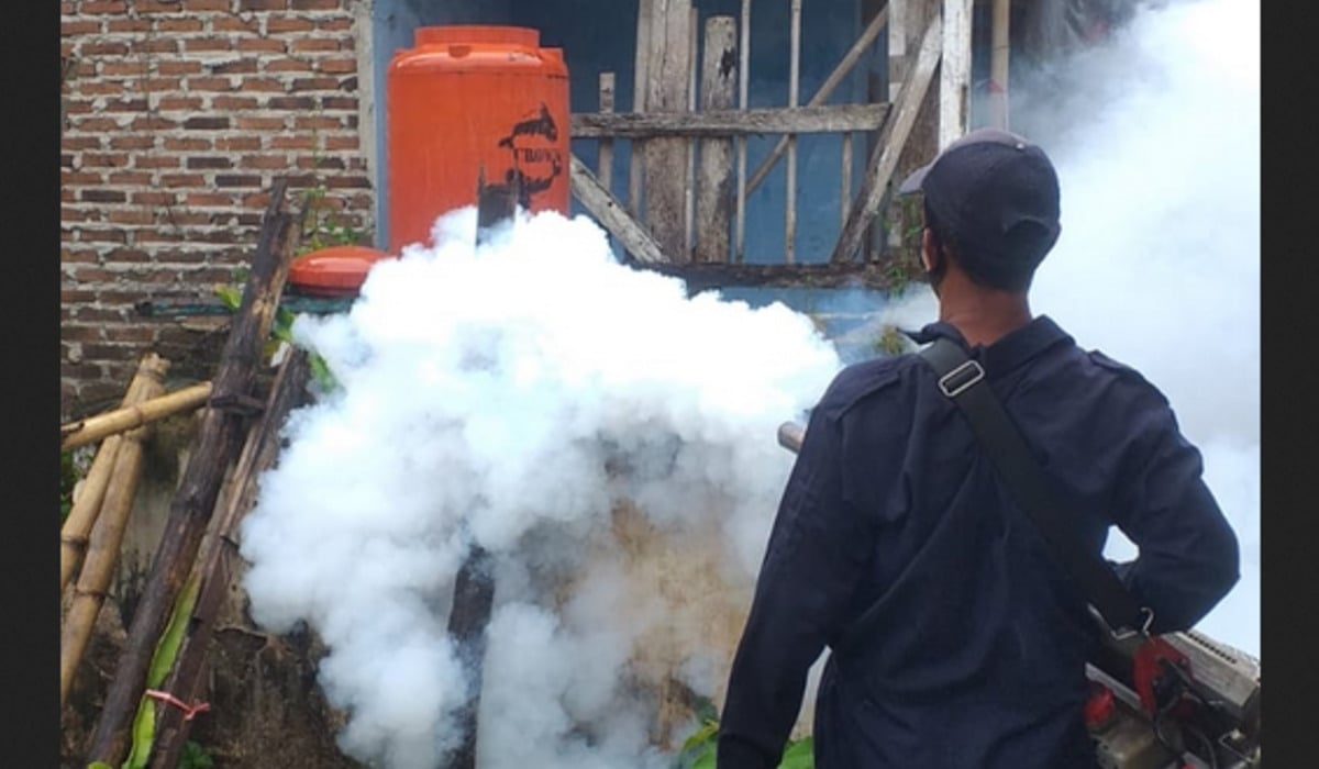 Proses fogging atau pengasapan untuk mencegah penyebaran DBD di Garut.