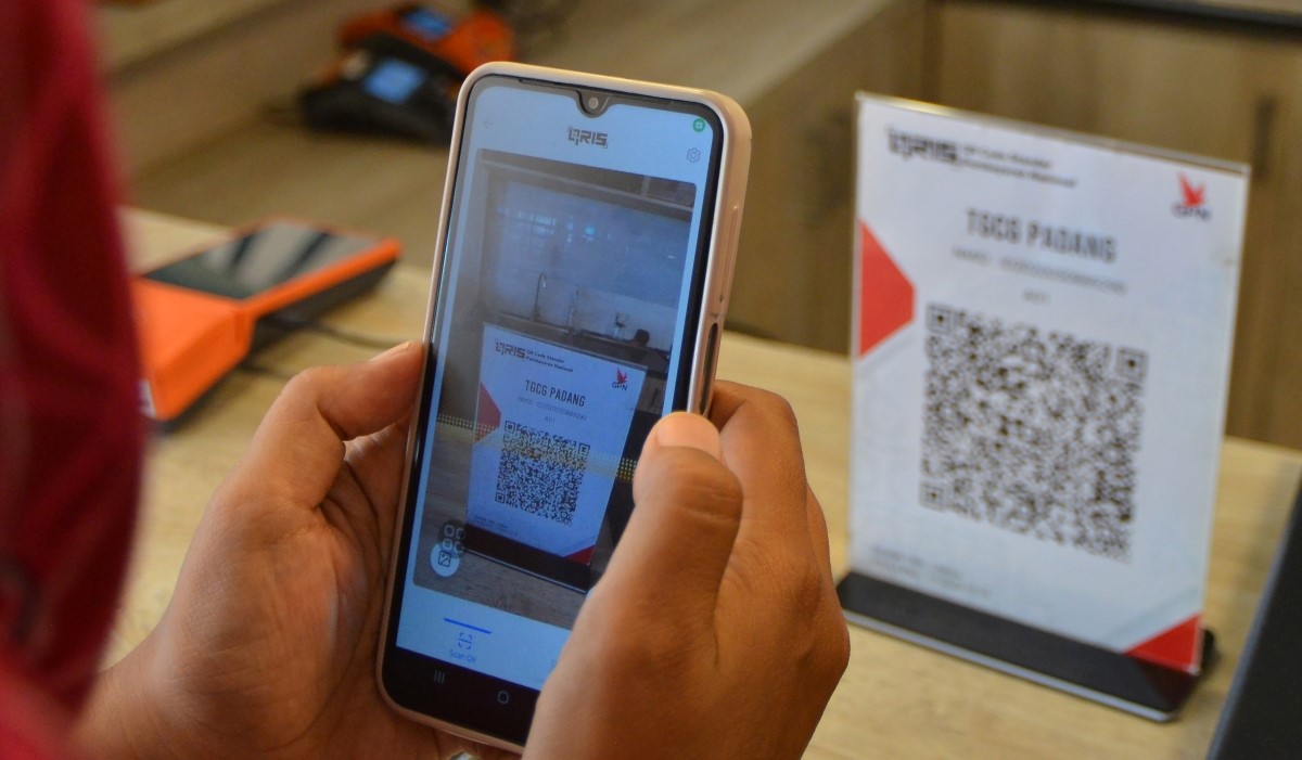 Ilustrasi: konsumen melakukan pembayaran non tunai menggunakan quick response code (QR)