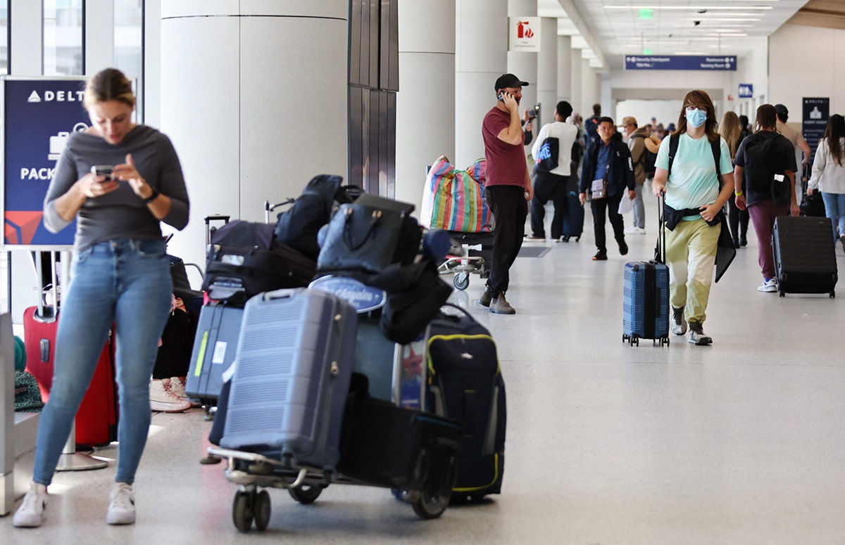 Kontroversi aturan berpakaian di pesawat menjadi sorotan di Amerika