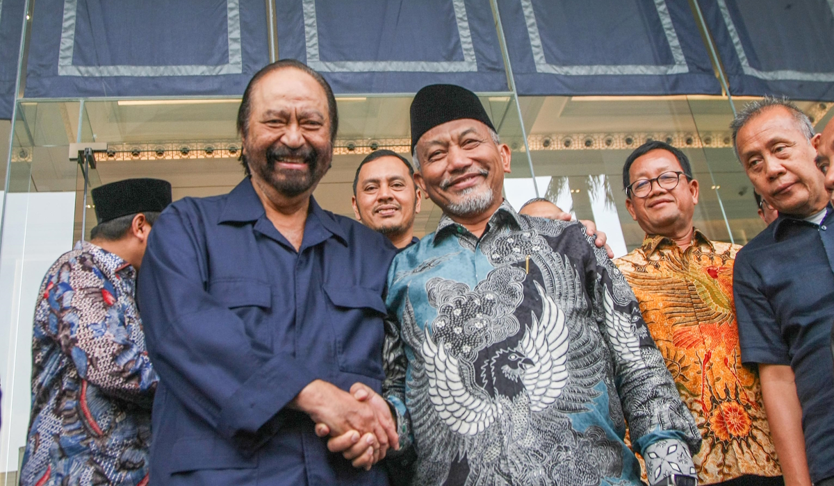 Ketua Umum Partai NasDem, Surya Paloh (kiri) bersalaman dengan Presiden PKS, Ahmad Syaikhu (tengah) 