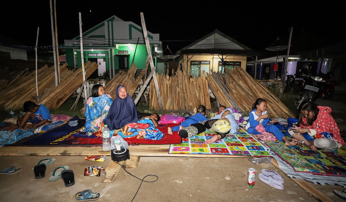 Warga mengungsi di halaman rumahnya pascagempa di Sangkapura, Pulau Bawean, Gresik, Jawa Timur 