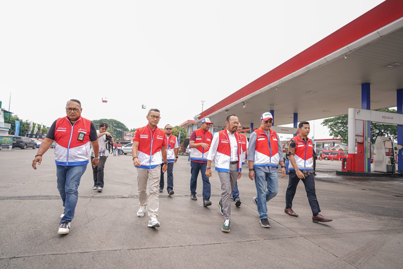 Dirut Pertamina Patra Niaga, Riva Siahaan (ketiga dari kanan) saat meninjau SPBU. 