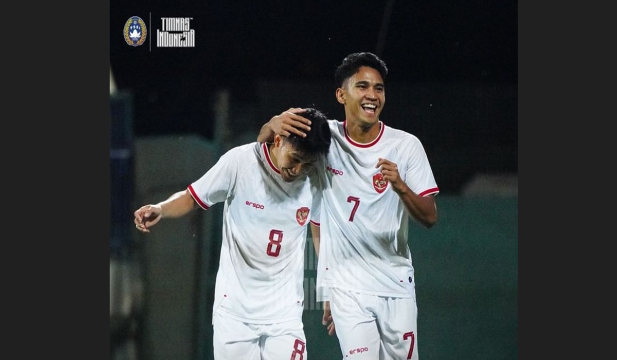 Pemain timnas U-23 Indonesia Witan Sulaeman (kiri) melakukan selebrasi usai menjebol gawang timnas UEA.