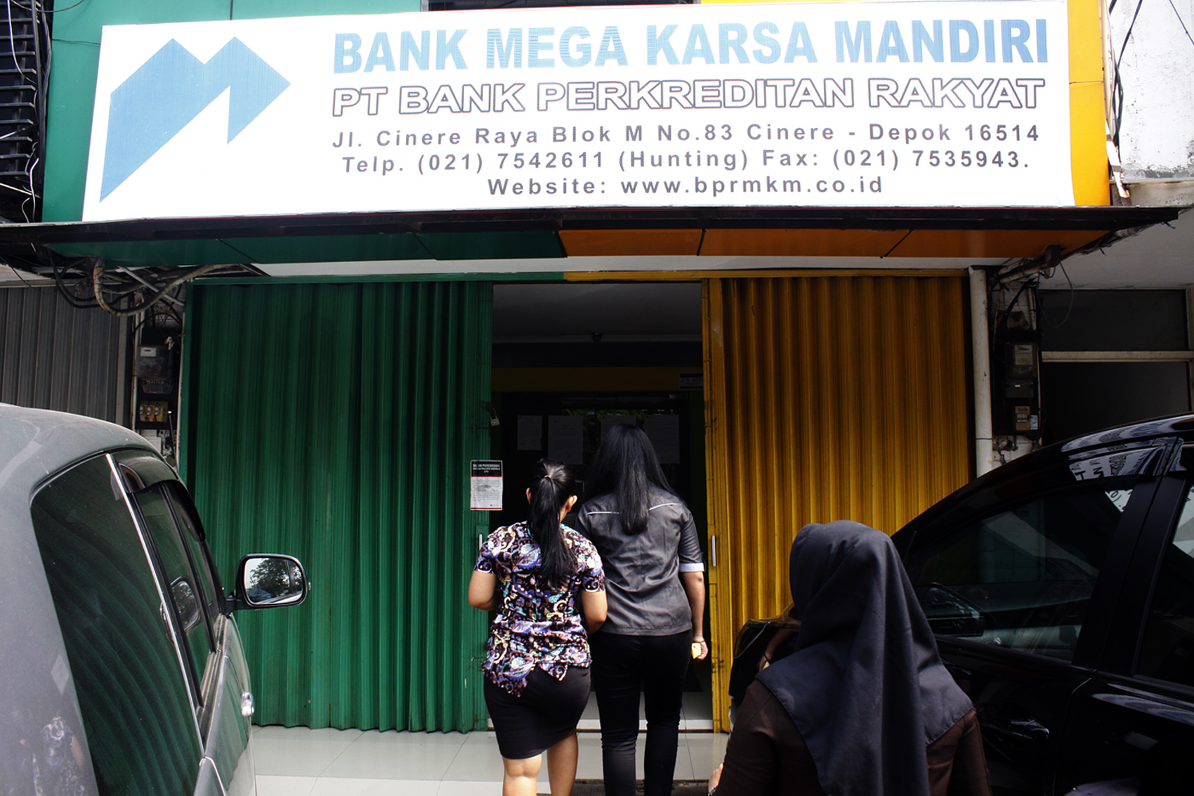 Suasana Bank Perkreditan Rakyat (BPR) Mega Karsa Mandiri yang izin usahanya ditutup oleh OJK.