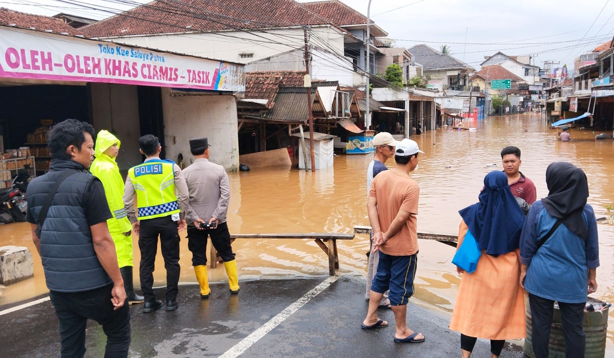 Sungai Citanduy dan Ciwalen meluap merendam ratuan rumah di Kampung Godebag, Desa Tanjungjaya setinggi 30 hingga 1 meter