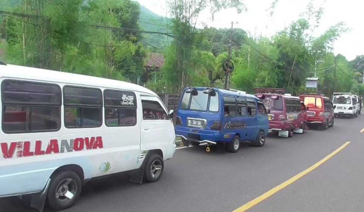 Puluhan Sopir Angkot Gelar Aksi Mogok di Kota Larantuka, NTT.