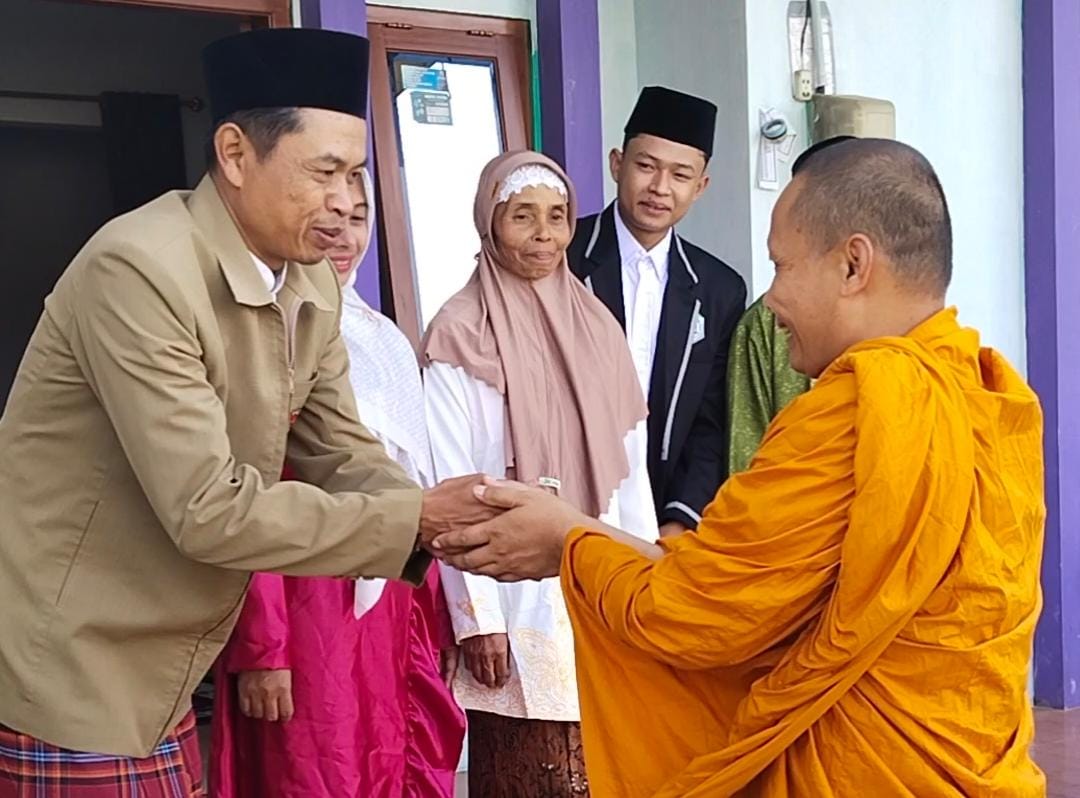 Tokoh agama Buddha Bhante Thitasaddho secara langsung berkunjung kerumah dan mengucapkan selamat Idul Fitri kepada umat muslim