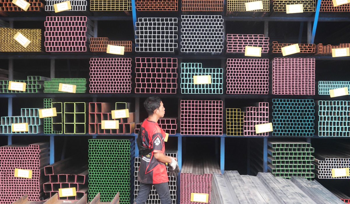 Ilustrasi: pekerja memeriksa stok barang di salah satu toko besi di Tangerang Selatan, 