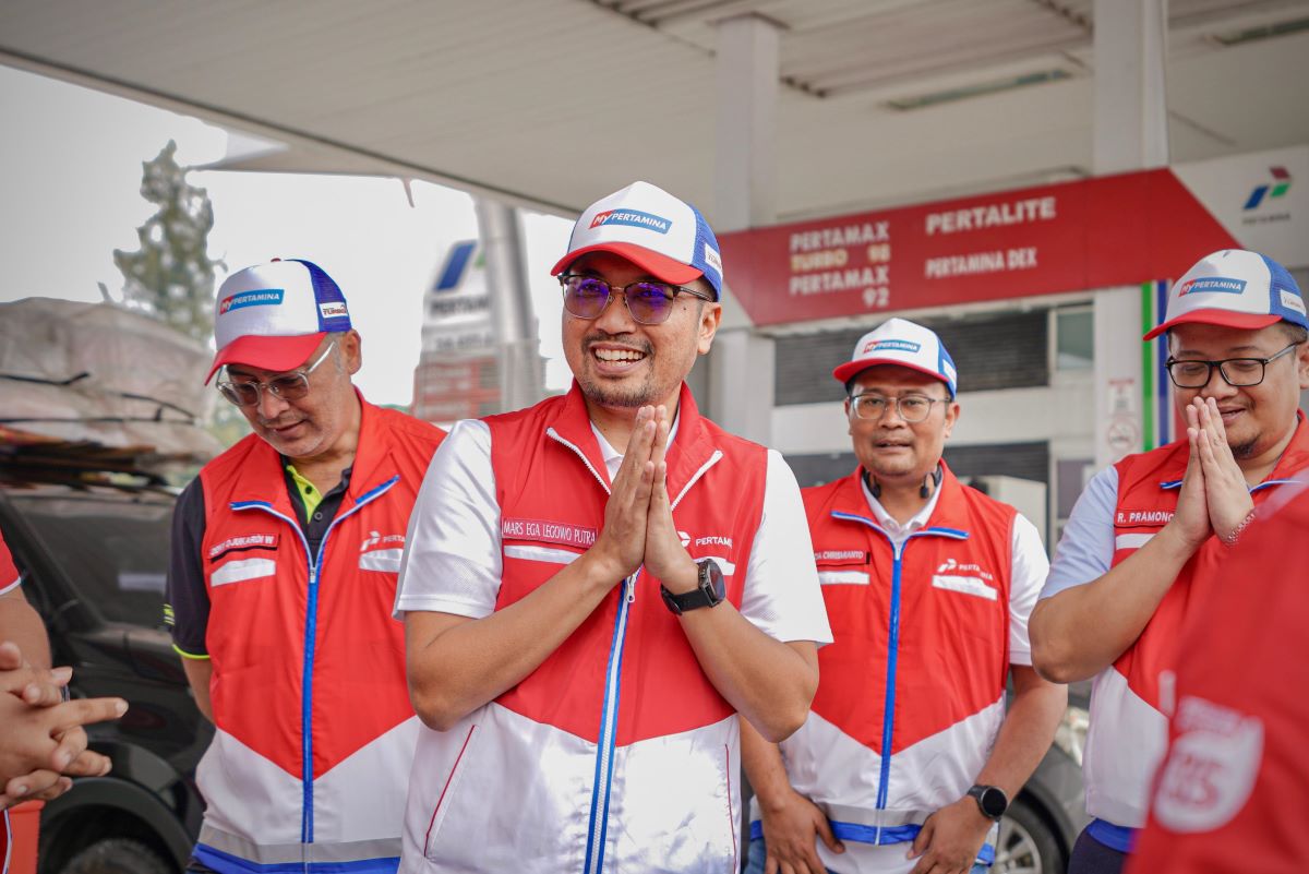 Direktur Pemasaran Regional Pertamina Patra Niaga Mars Ega Legowo Putra meninjau ketersediaan BBM di lapangan.