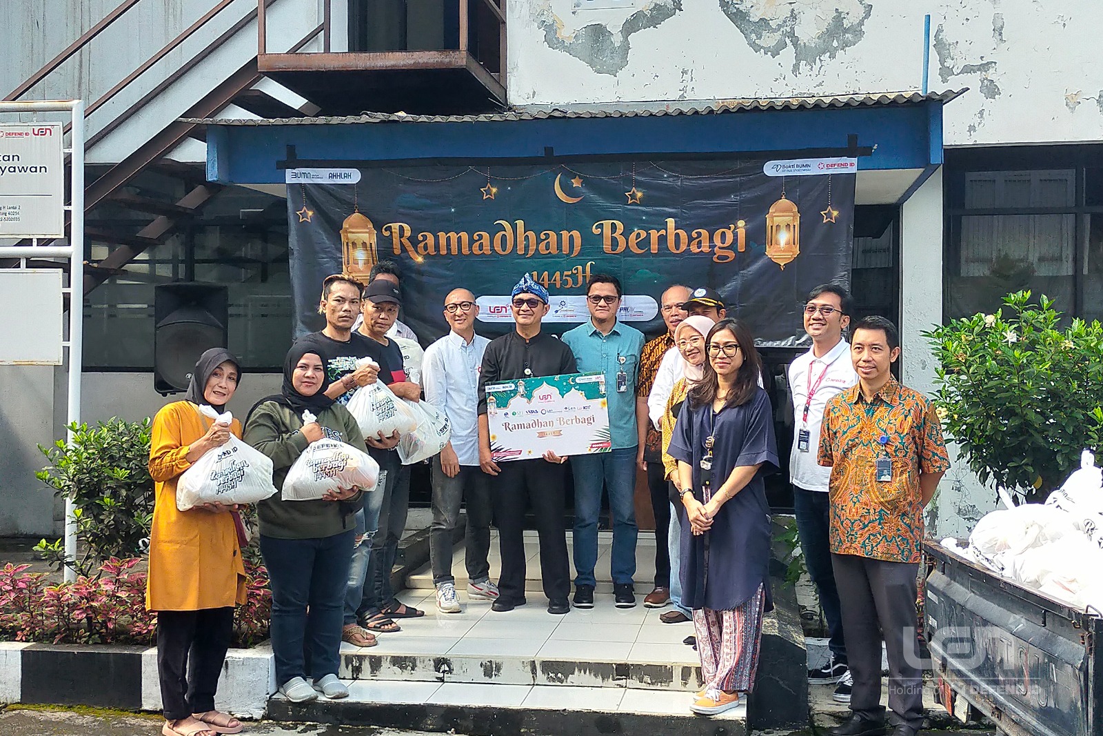 PT LEN Industri menyerahkan paket sembako pada warga