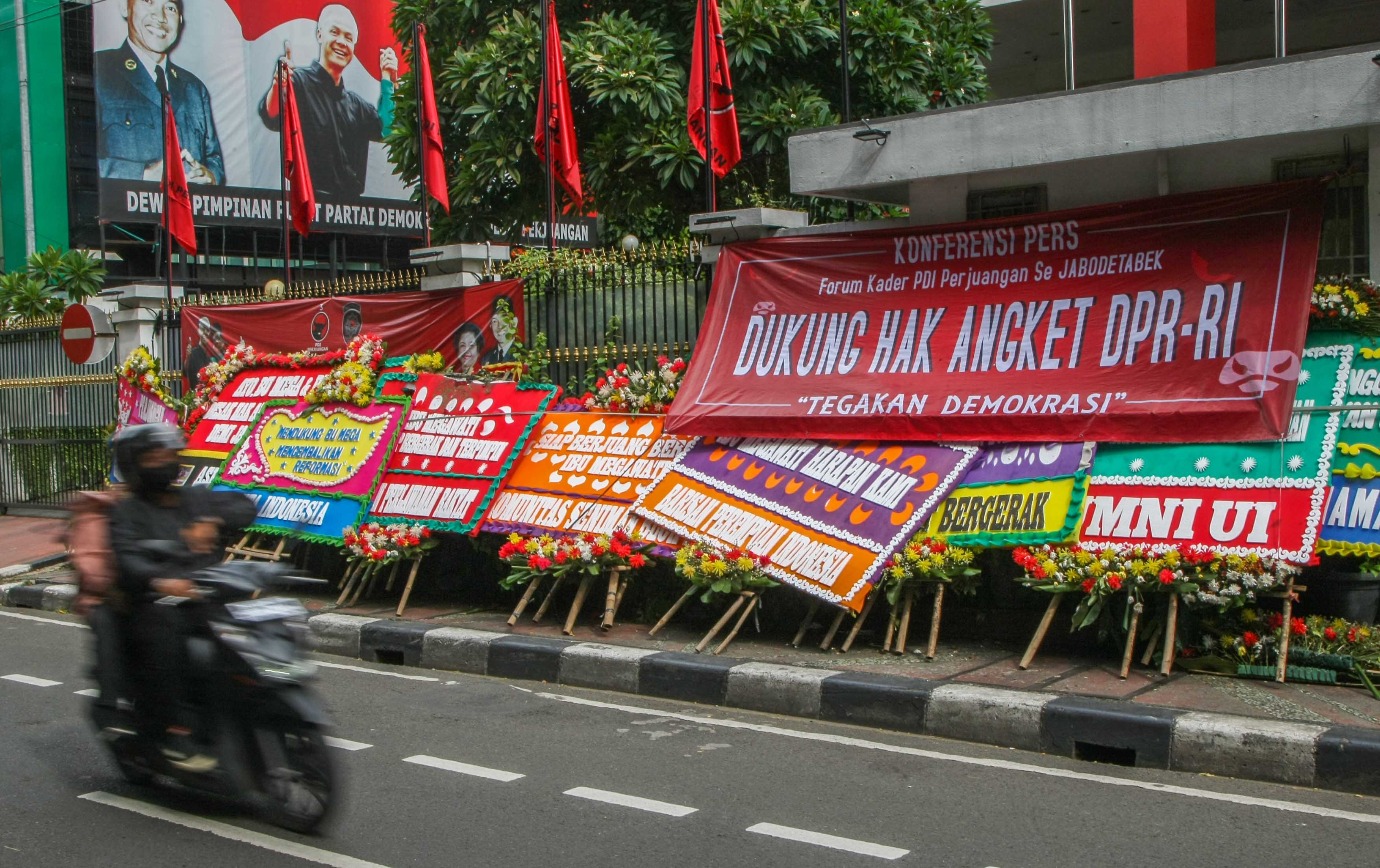Puluhan karangan bunga dari sejumlah tokoh Masyarakat, komunitas dan simpatisan PDIP berjajar di depan kantor DPP PDI-P
