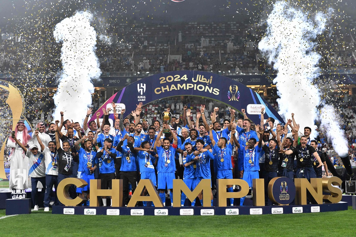 Al Hilal, juara Liga Roshn Saudi, meraih kemenangan pertama mereka musim ini dengan mengalahkan Al Ittihad 4-1 dalam final Piala Super Saudi