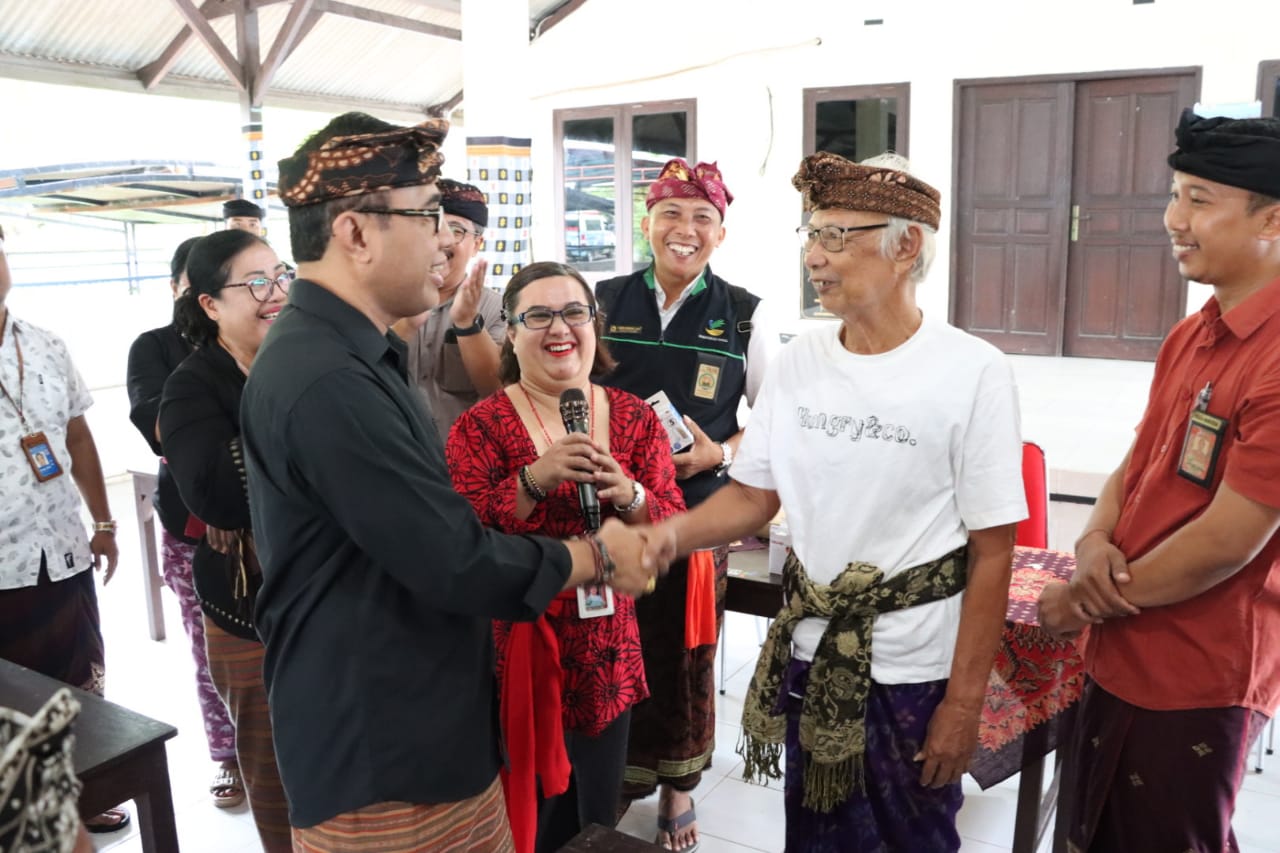 Wali Kota Denpasar memberikan program jaminan sosial dan alat bantu dengar kepada nelayan.