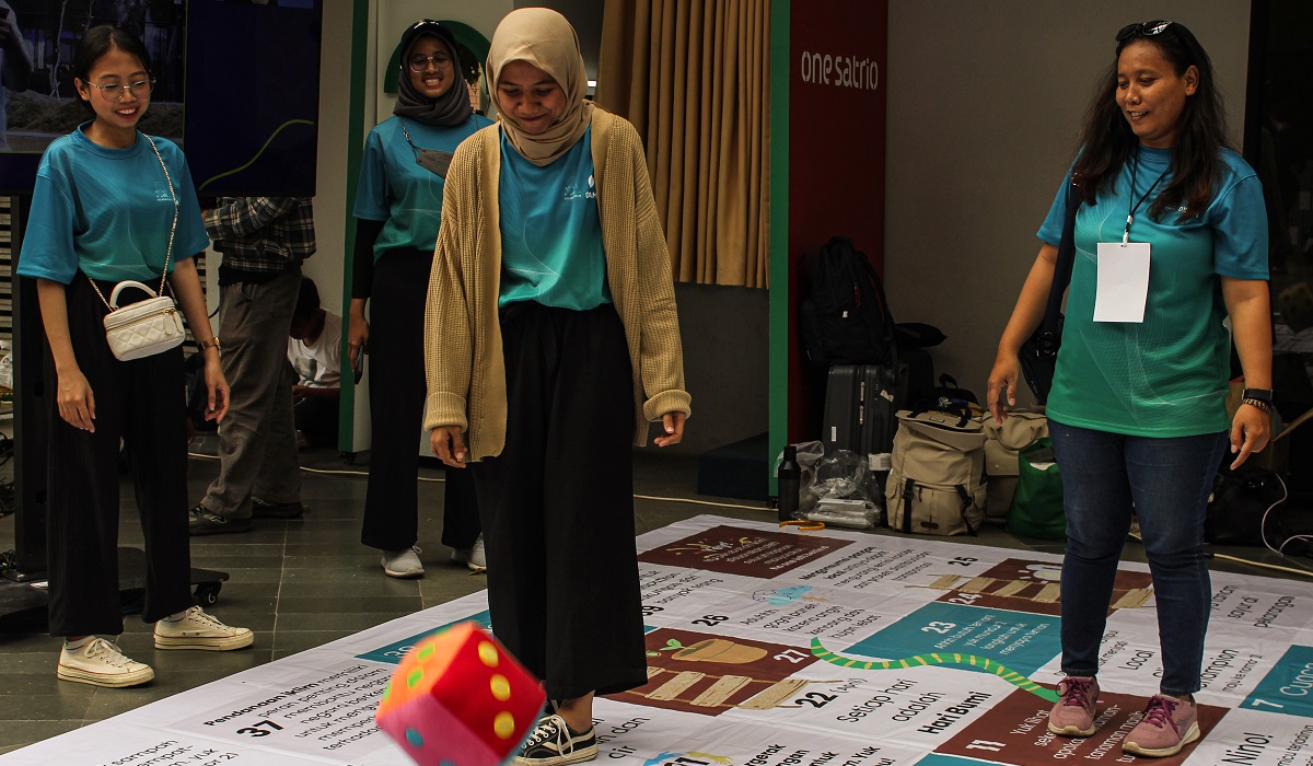 Ilustrasi: sejumlah pengunjung bermain ular tangga menggunakan matras bertema edukasi mengenai perubahan iklim 
