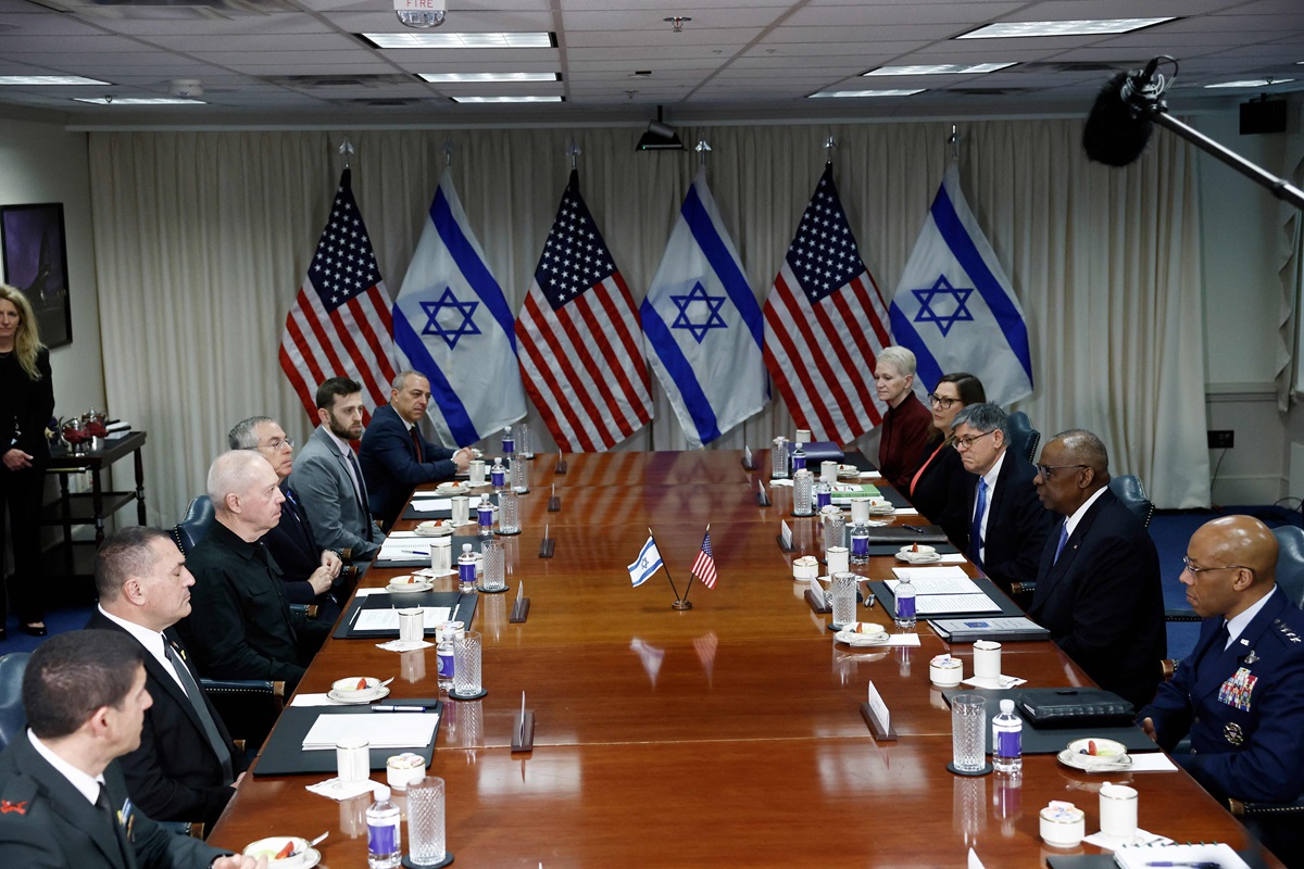 Menhan AS Lloyd Austin berbicara dengan Menhan Israel Yoav Gallant, Kamis (18/4), tentang 