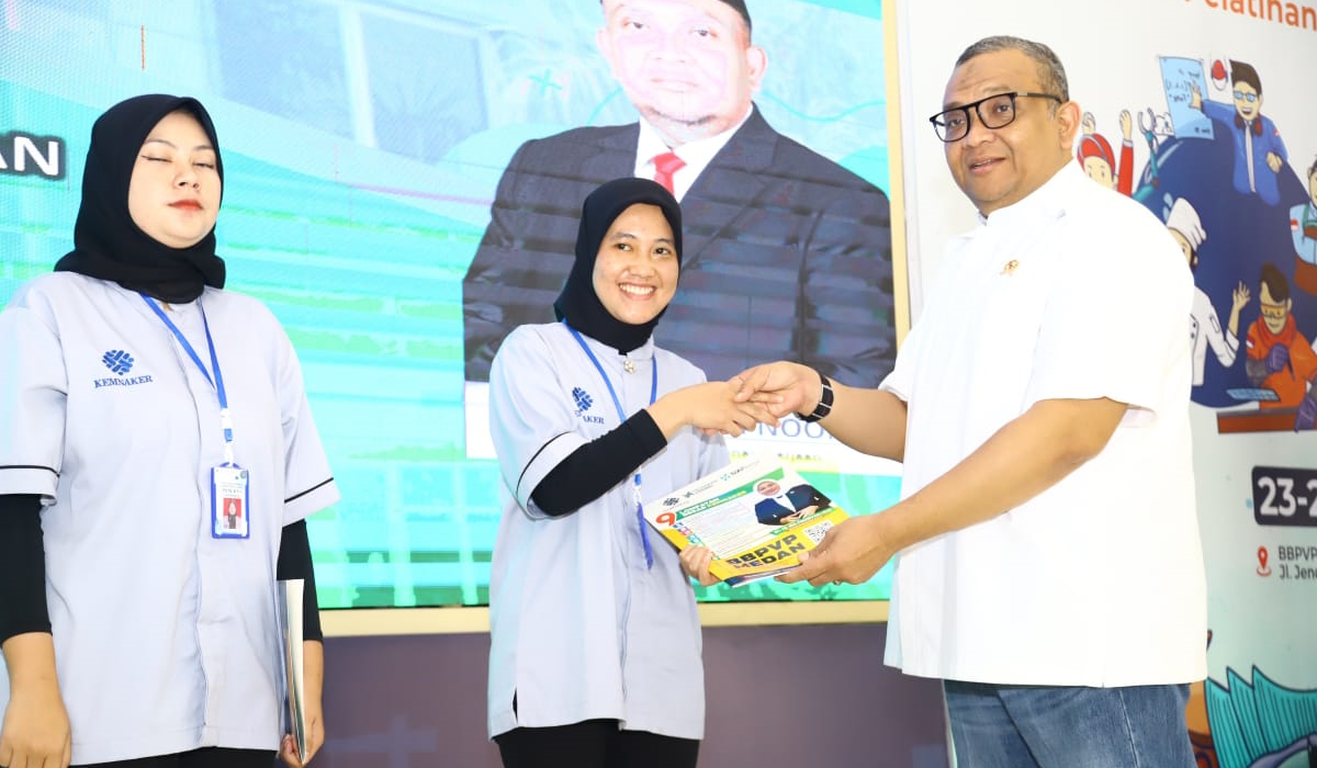 Wamenaker Afriansyah Noor bersama peserta pelatihan di BBPVP Medan