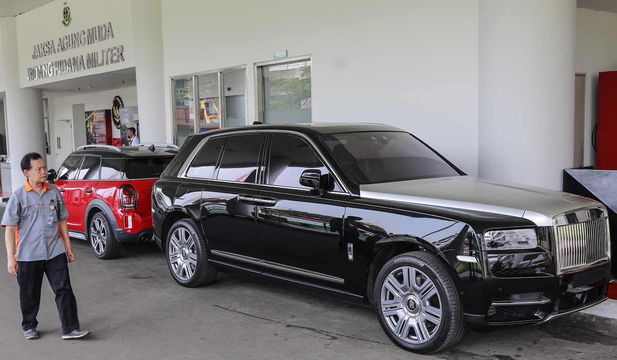 Mobil mewah milik Harvey Moeis yang disita di Gedung Kejagung RI dalam kasus dugaan korupsi IUP PT Timah Tbk