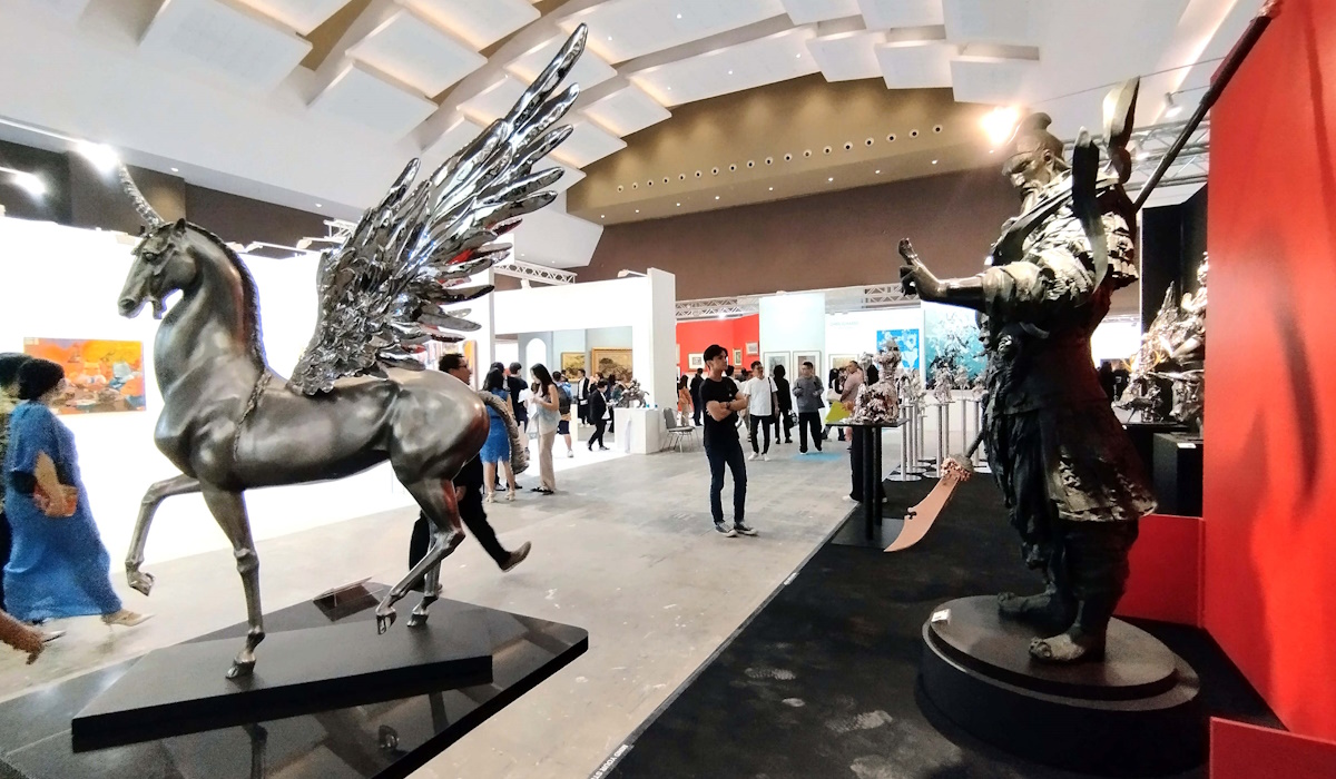 Pengunjung meramaikan pameran Art Jakarta 2023, di Hall B3 dan C3 JiExpo Kemayoran, Jakarta 