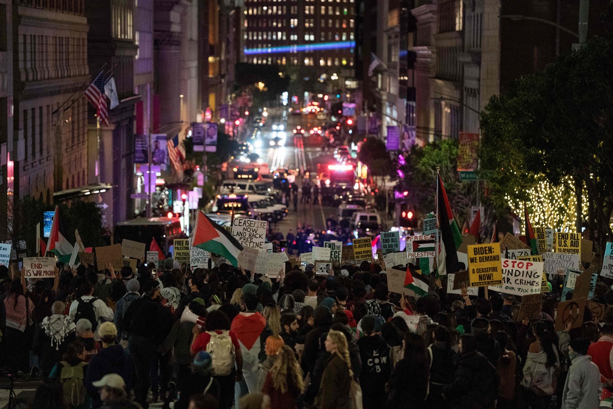Demonstran pro-Palestina memblokir jembatan Golden Gate, San Fransisco yang membuat lalu lintas terhenti selama berjam-jam.