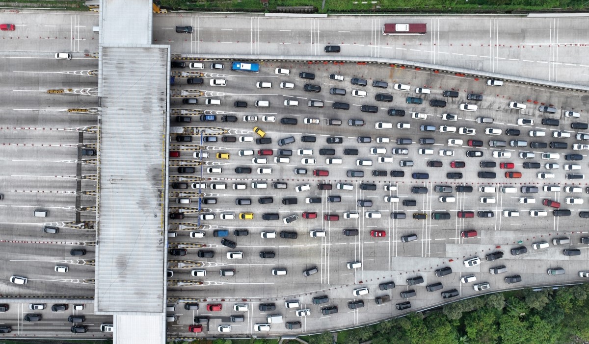 Kendaraan arus balik arah Jakarta di GT Cikampek Utama 