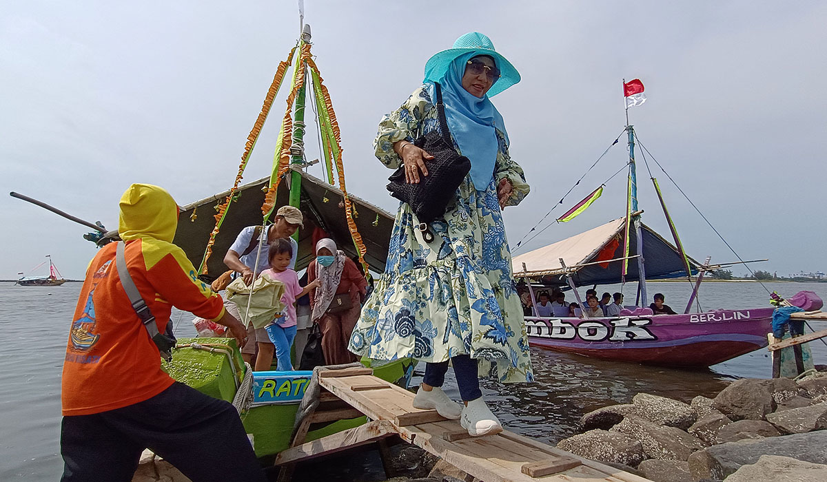 Pengunjung menikmati jasa perahu keliling di kawasan rekreasi Taman Impian Jaya Ancol (TIJA), Jakarta, Minggu (14/4).