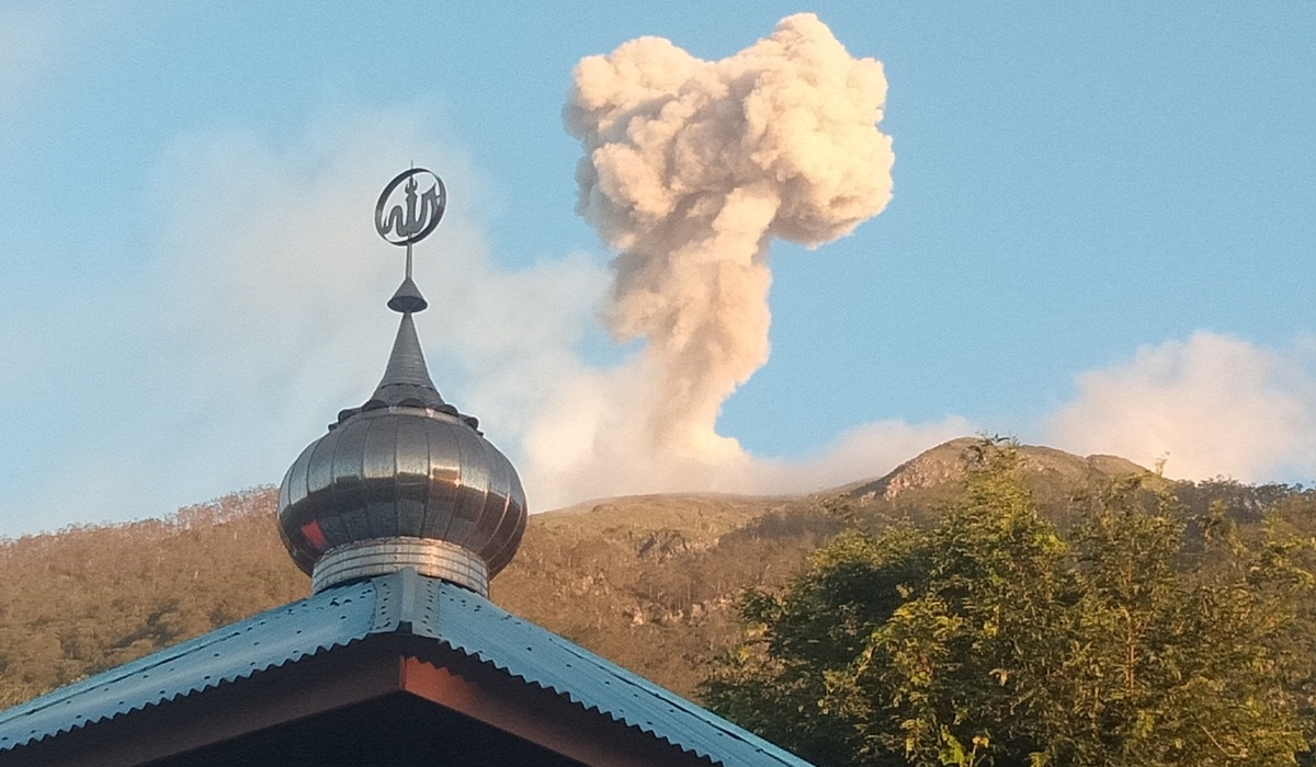 Luncuran awan panas dari Gunung Ile Lewotolok, NTT.