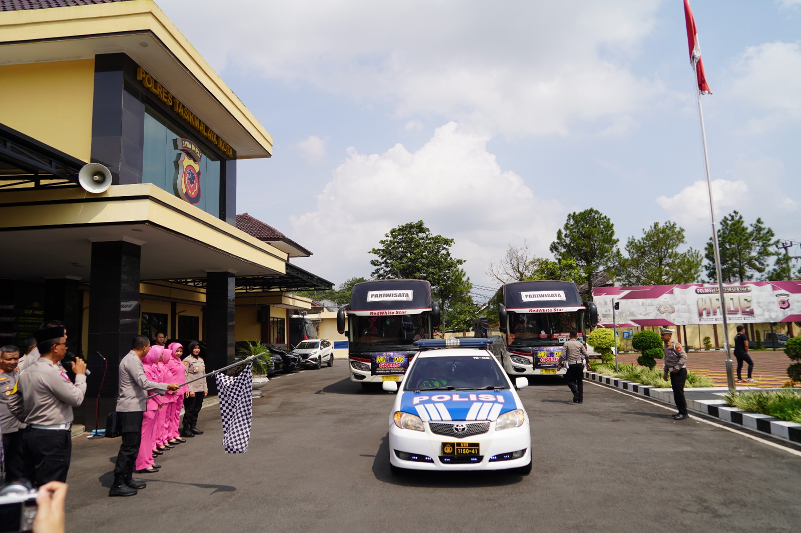 Polres Tasikmalaya Kota melepas bus-bus yang mengangkut pemudik pada program mudik gratis