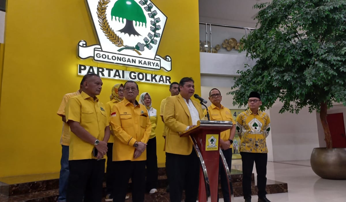 Ketum Partai Golongan Karya (Golkar) Airlangga Hartarto (tengah)