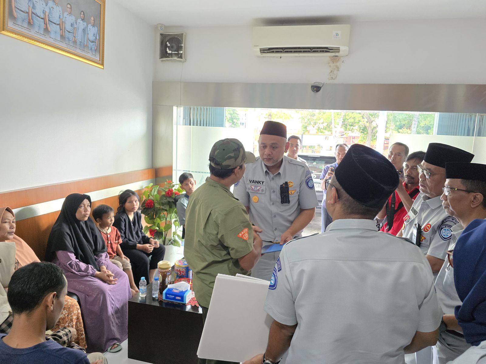 Pihak Jasa Raharja menyerahkan uang santunan kepada ahli waris korban kecelakaan bus Rosalia Indah