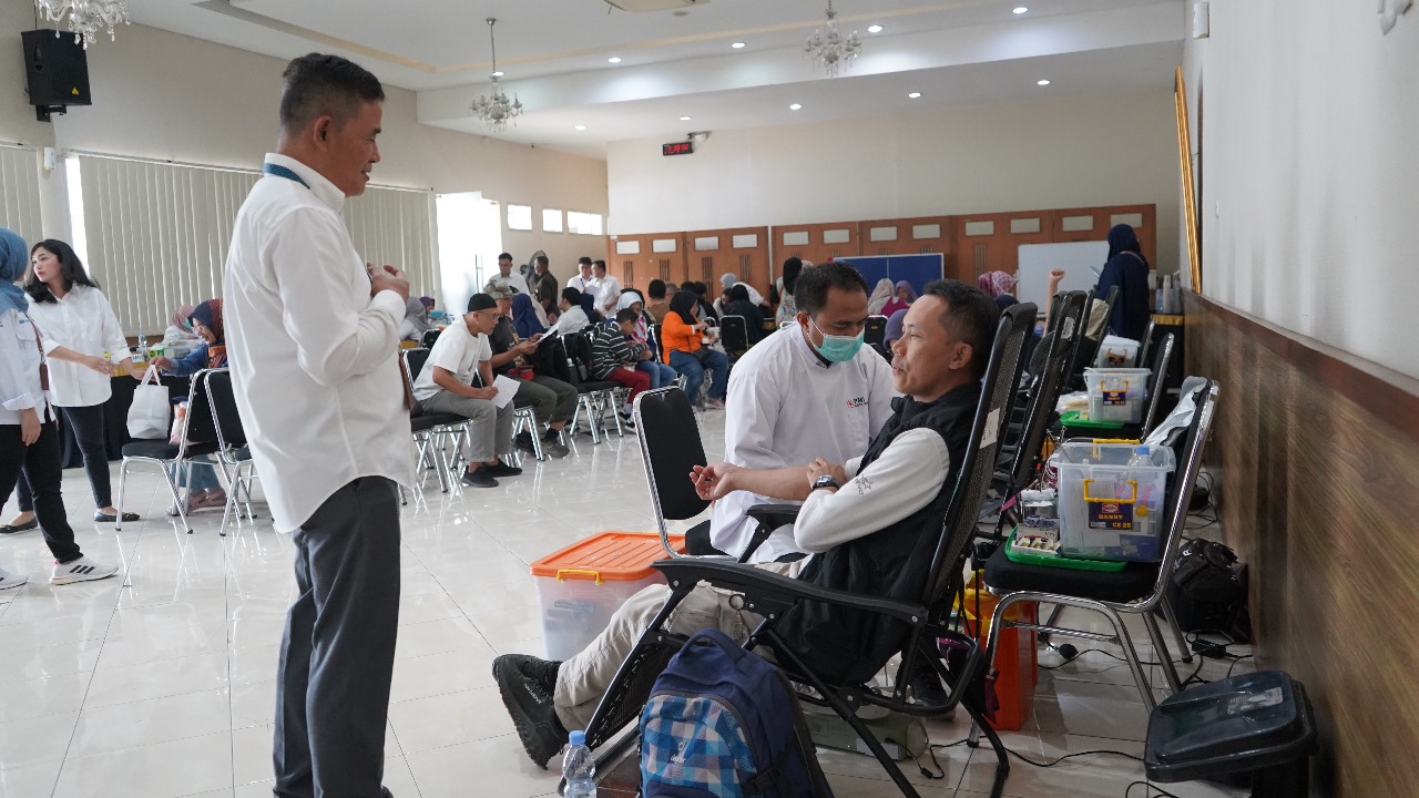 Pemimpin PT Pegadaian Kanwil X Jawa Barat Maryono berbincang dengan peserta donor darah. 