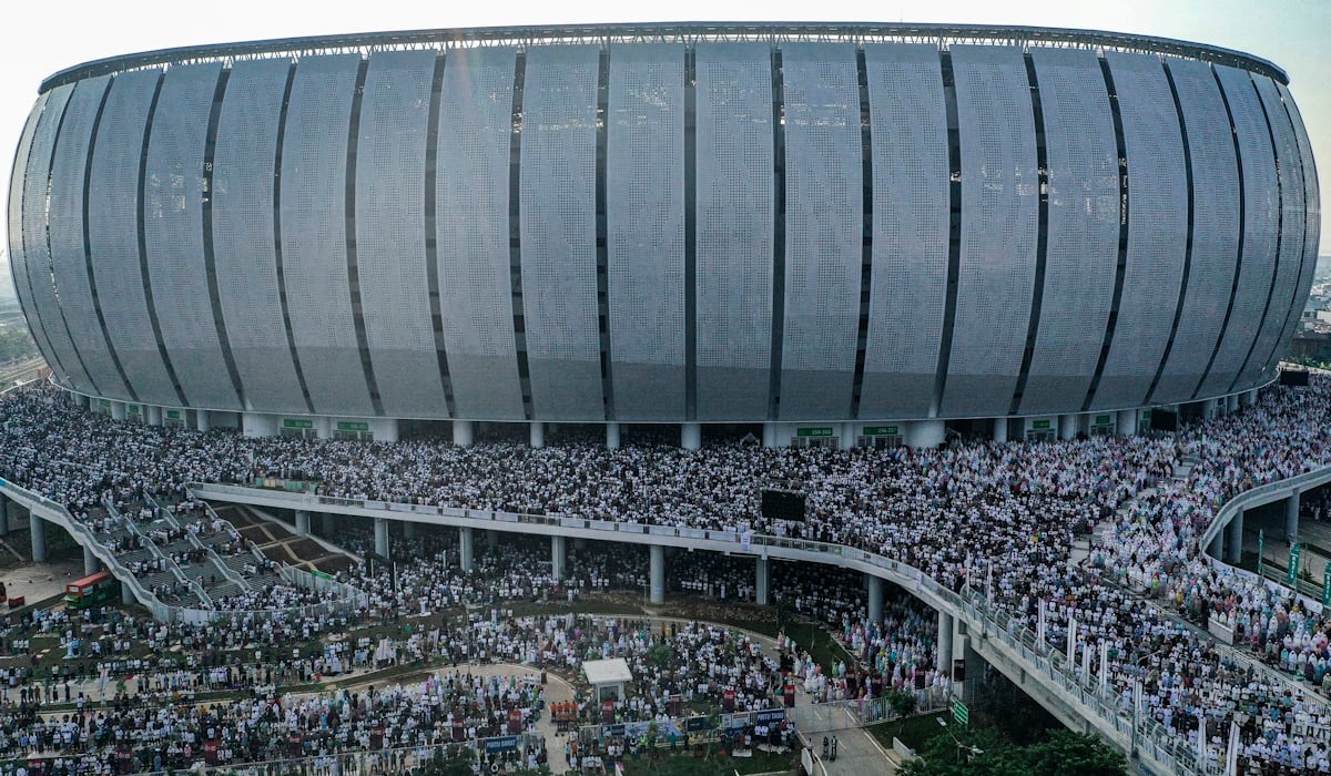 Foto udara umat Islam melaksanakan Shalat Idul Fitri 1443 H di kawasan Jakarta International Stadium (JIS) 