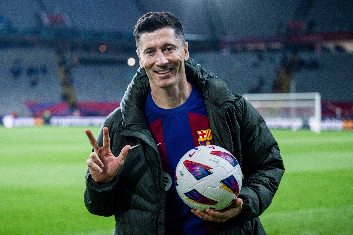 Striker Timnas Polandia, Robert Lweandowski berhasil menjadi pahlawan dan mencetak hattrick saat FC Barcelona menghadapi Valencia di La Liga