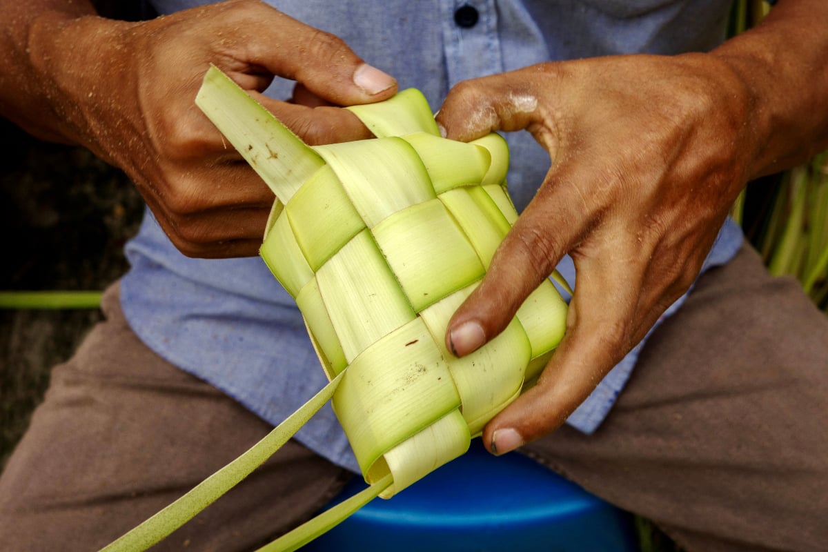 Berikut cara membuat ketupat untuk lebaran dari daun kelapa