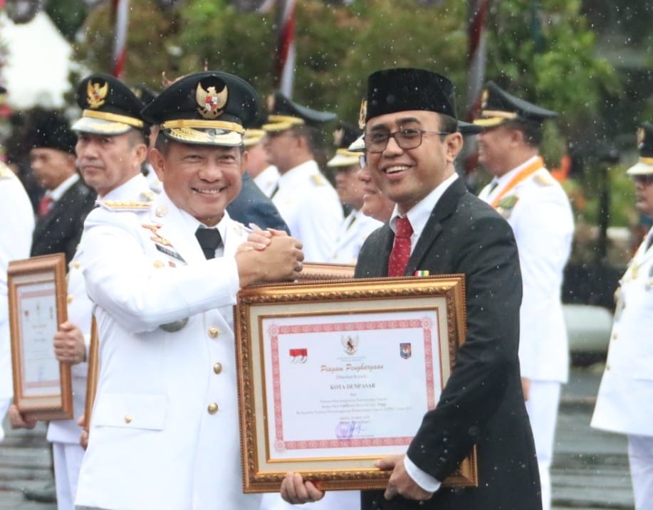 Walikota Denpasar I Gusti Ngurah Jaya Negara (kanan) saat menerima dua penghargaan dari Presiden RI yang disematkan Mendagri Tito Karnavian.