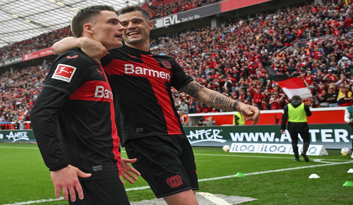 Duet pemain Bayer Leverkusen Florian Wirtz (kiri) dan Granit Xhaka melakukan selebrasi usai mencetak gol ke gawang lawan di laga Bundesliga.